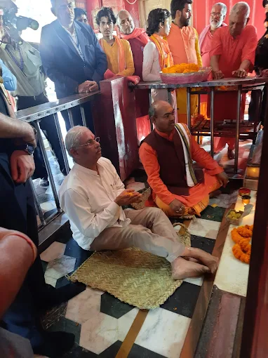 Dr. Dadhichy performing puja at Shyama Mandir